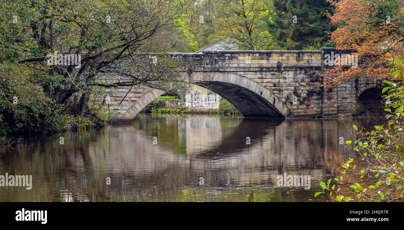 New Bridge (Calver) over the river Derwent, with the old Shuttle House beyond, Peak District National Park, Derbyshire, England. Stock Photo