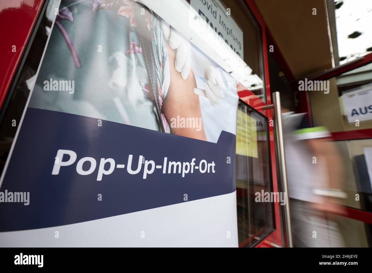 16 November 2021, Baden-Wuerttemberg, Tübingen: A sign with the words "Pop-Up-Impf-Ort" hangs on the door at a pop-up vaccination location. The Mobile Vaccination Team Tübingen offers vaccinations in the old building of the former university pharmacy with prior online appointment. Photo: Marijan Murat/dpa Stock Photo