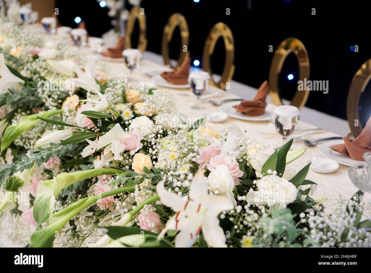 Beautiful wedding table setting with a floral arrangement Stock Photo ...