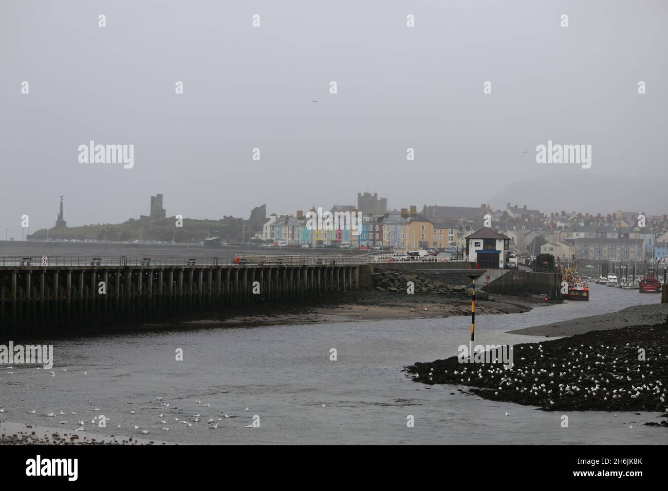 Aberystwyth Wals UK weather 16th November 2021. A misty winter day on the west Wales coast, light drizzel, moderate temperatures with cloud cover over the hills, Credit: mike davies/Alamy Live News Stock Photo