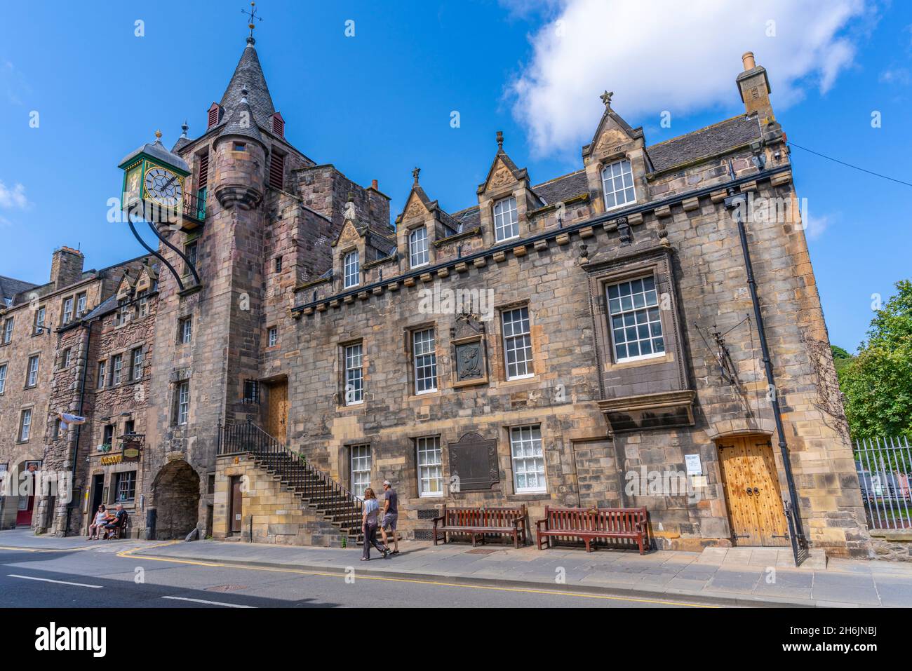 View of The People's Story Museum and Tolbooth Tavern on the Golden Mile (Royal Mile, Canongate, Edinburgh, Scotland, United Kingdom, Europe Stock Photo
