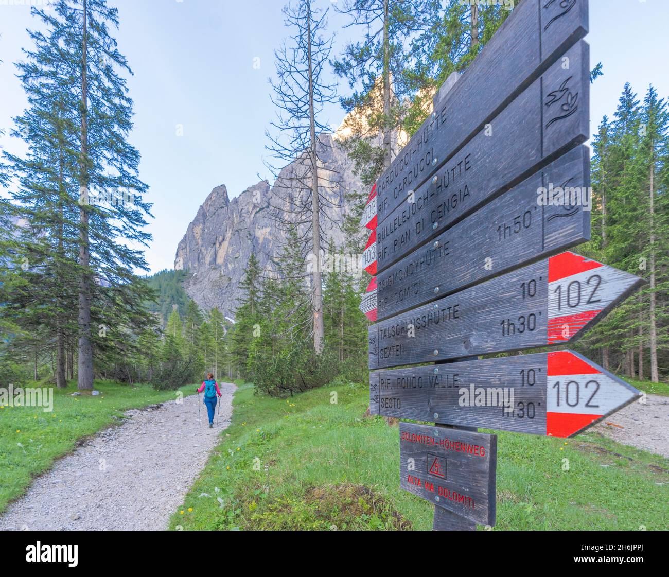 Hiking signage along footpath to Rifugio Zsigmondy Comici hut, Val Fiscalina, Sesto/Sexten Dolomites, South Tyrol, Italy, Europe Stock Photo