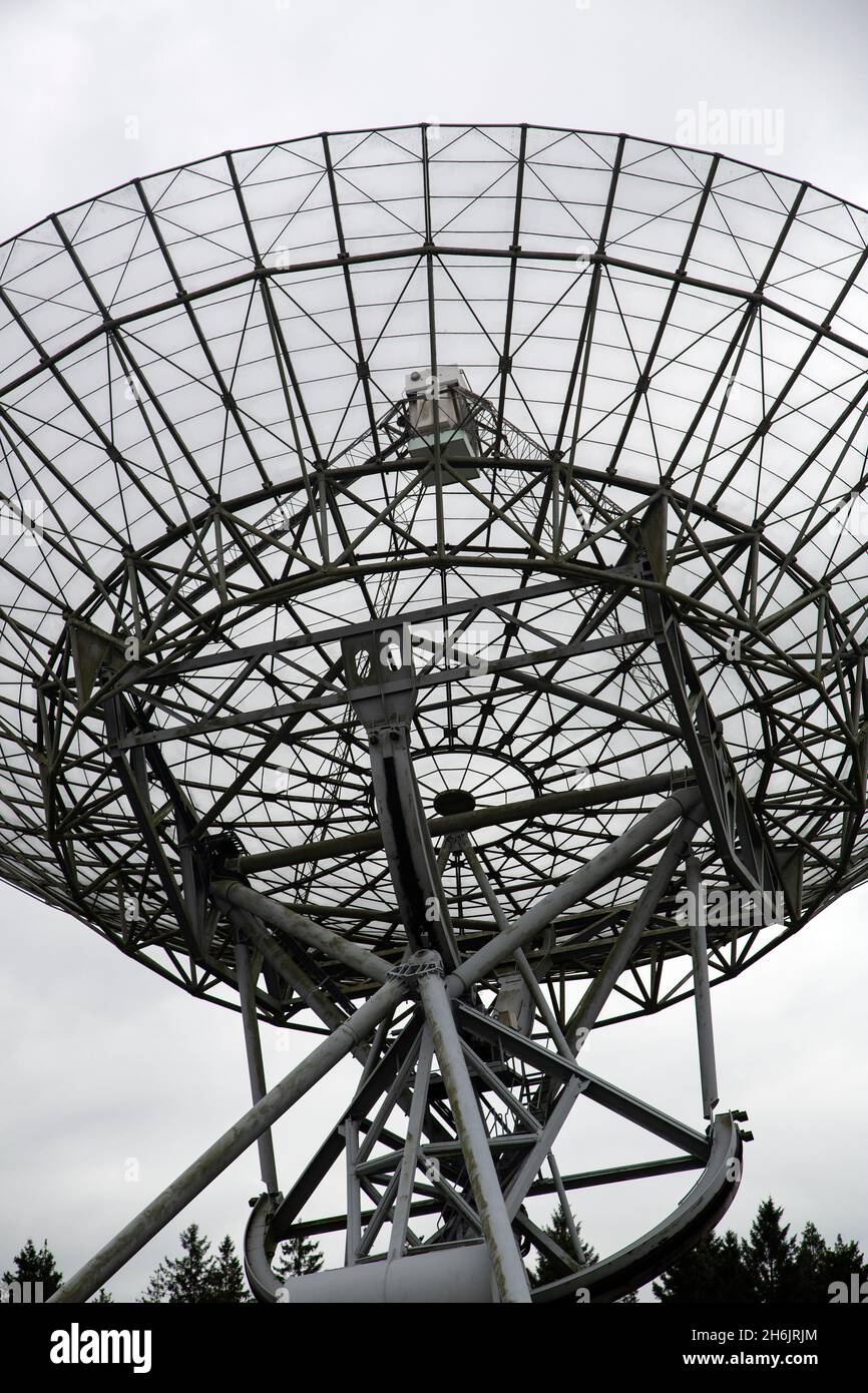 One of the antennas of the Westerbork Synthesis Radio Telescope (WSRT), Drenthe, Netherlands Stock Photo