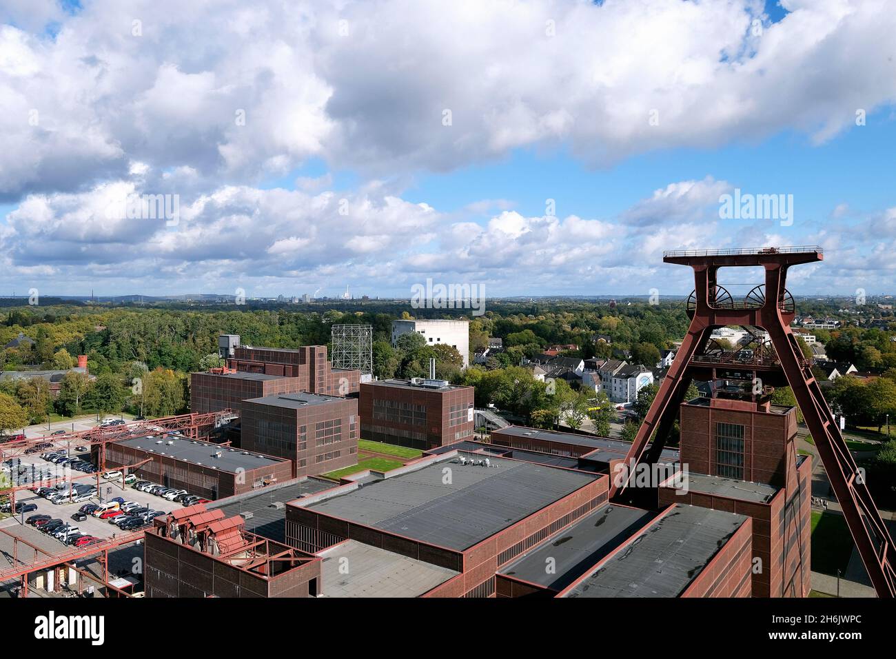 Deutschland, NRW, Essen, Zeche Zollverein; Blick von der Dachterrasse des Besucherzentrums auf das GelŠnde der Zeche Zollverein mit Fšrderturm, dem re Stock Photo