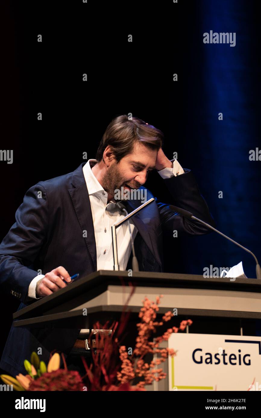 On stage Claus von Wagner. On 15.11.21, the Dieter Hildebrand Prize of the years 2020 and 2021 was awarded, at the Gasteig in Munich. Normally this prize is awarded annually, but due to Corona the 2020 event was cancelled. (Photo by Alexander Pohl/Sipa USA) Credit: Sipa USA/Alamy Live News Stock Photo