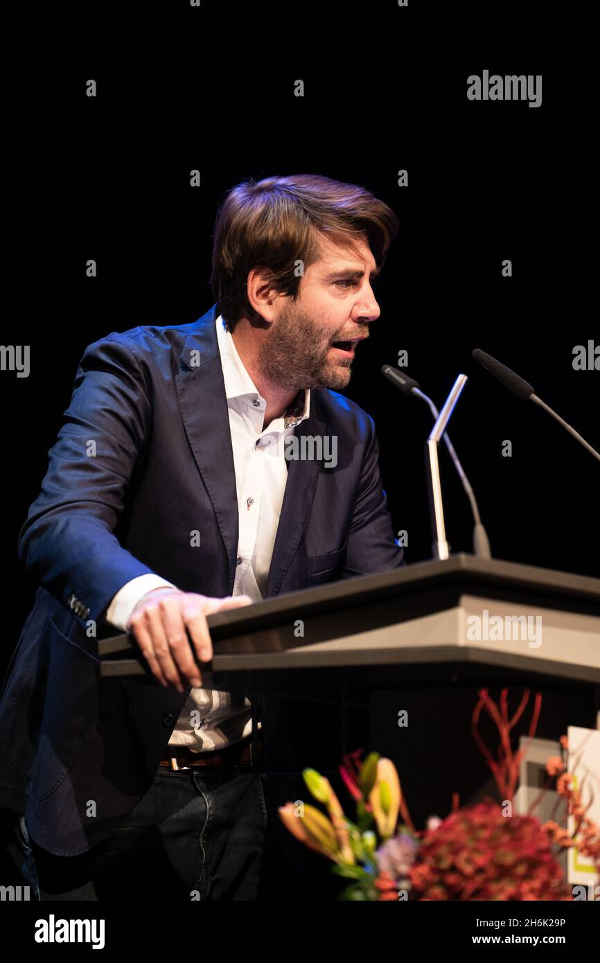 On stage Claus von Wagner. On 15.11.21, the Dieter Hildebrand Prize of the years 2020 and 2021 was awarded, at the Gasteig in Munich. Normally this prize is awarded annually, but due to Corona the 2020 event was cancelled. (Photo by Alexander Pohl/Sipa USA) Credit: Sipa USA/Alamy Live News Stock Photo