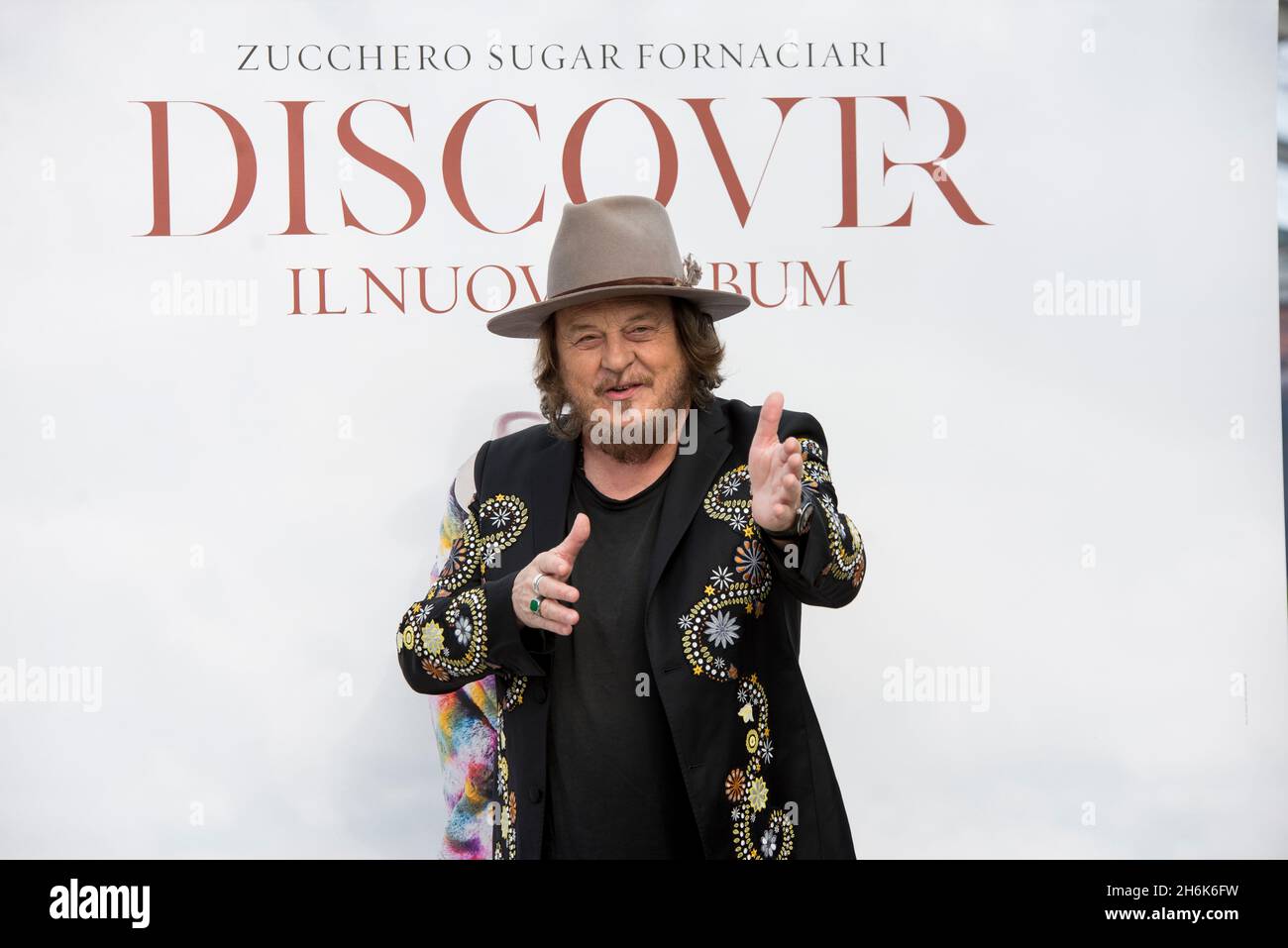 November 16, 2021, Milan, Milan, Italy: Zucchero Fornaciari presents the new album ''Discover' (Credit Image: © Pamela Rovaris/Pacific Press via ZUMA Press Wire) Stock Photo