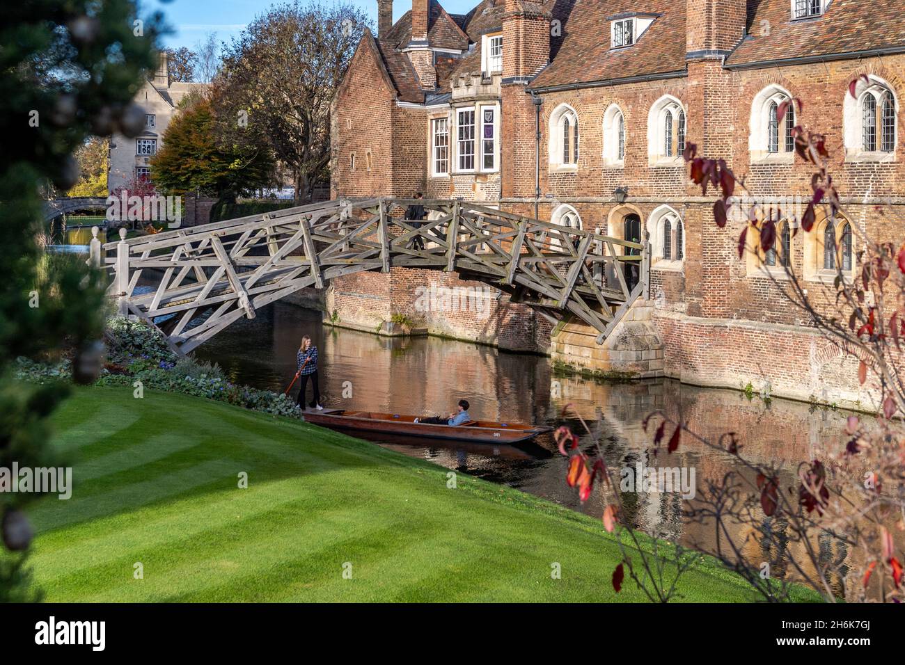 Self drive punt navigates under the Mathematical Bridge, Cambridge, UK. Stock Photo