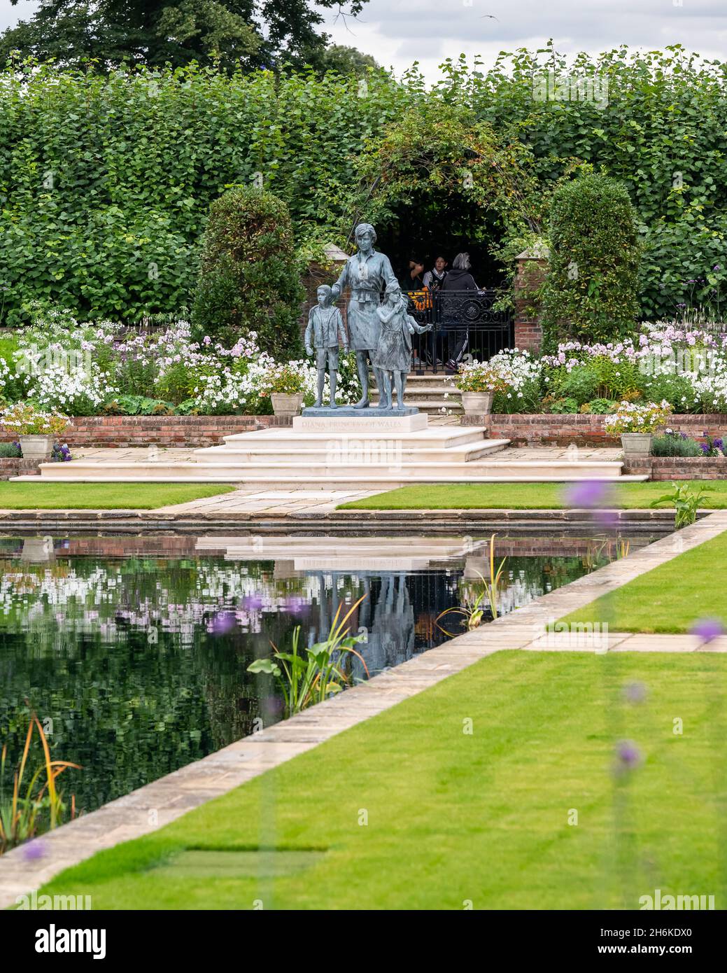 Princess Diana Statue, Kensington Gardens, London Stock Photo Alamy