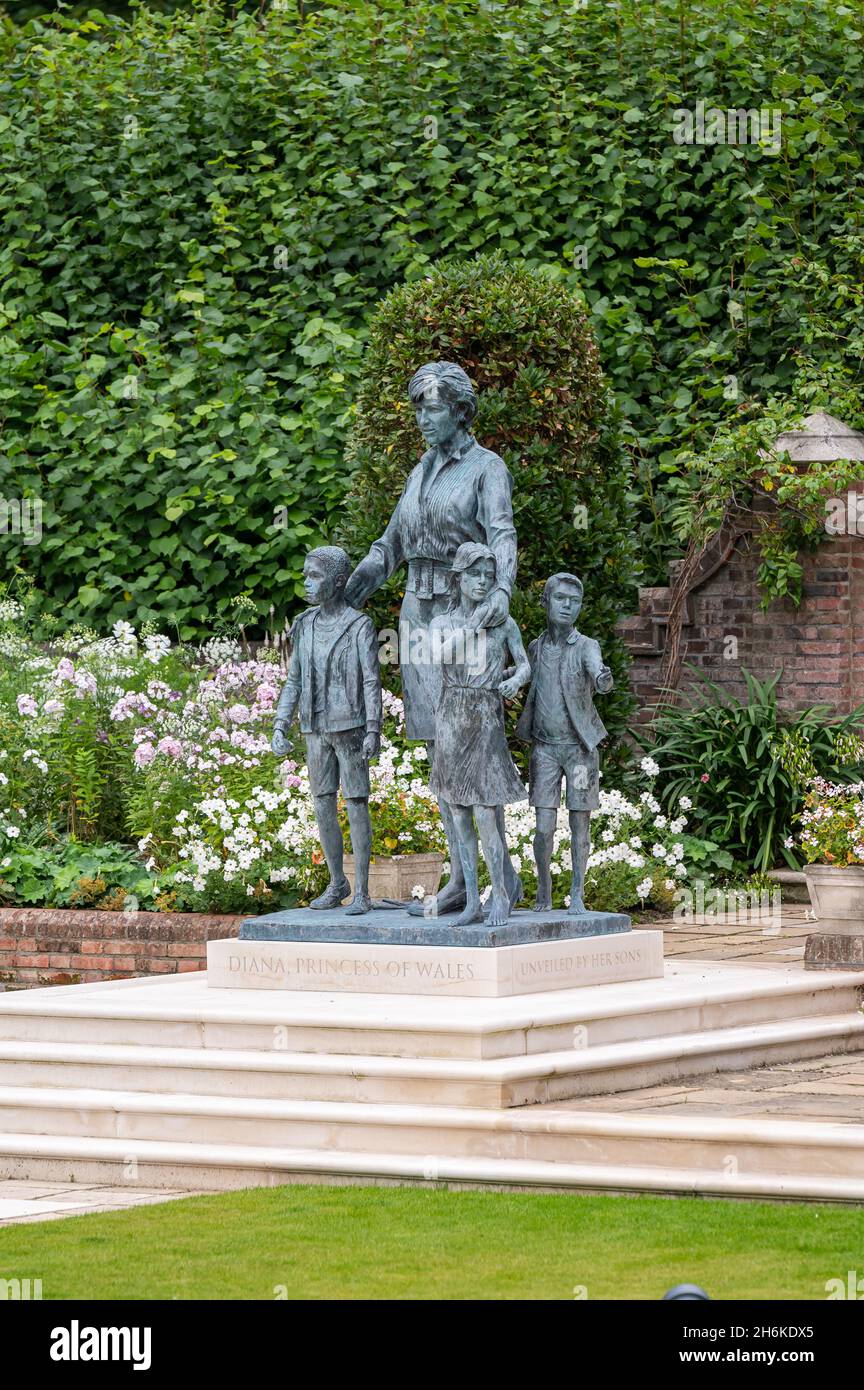 Princess Diana Statue, Kensington Gardens, London Stock Photo Alamy