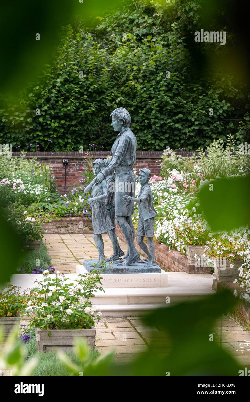 Princess Diana Statue, Kensington Gardens, London Stock Photo Alamy