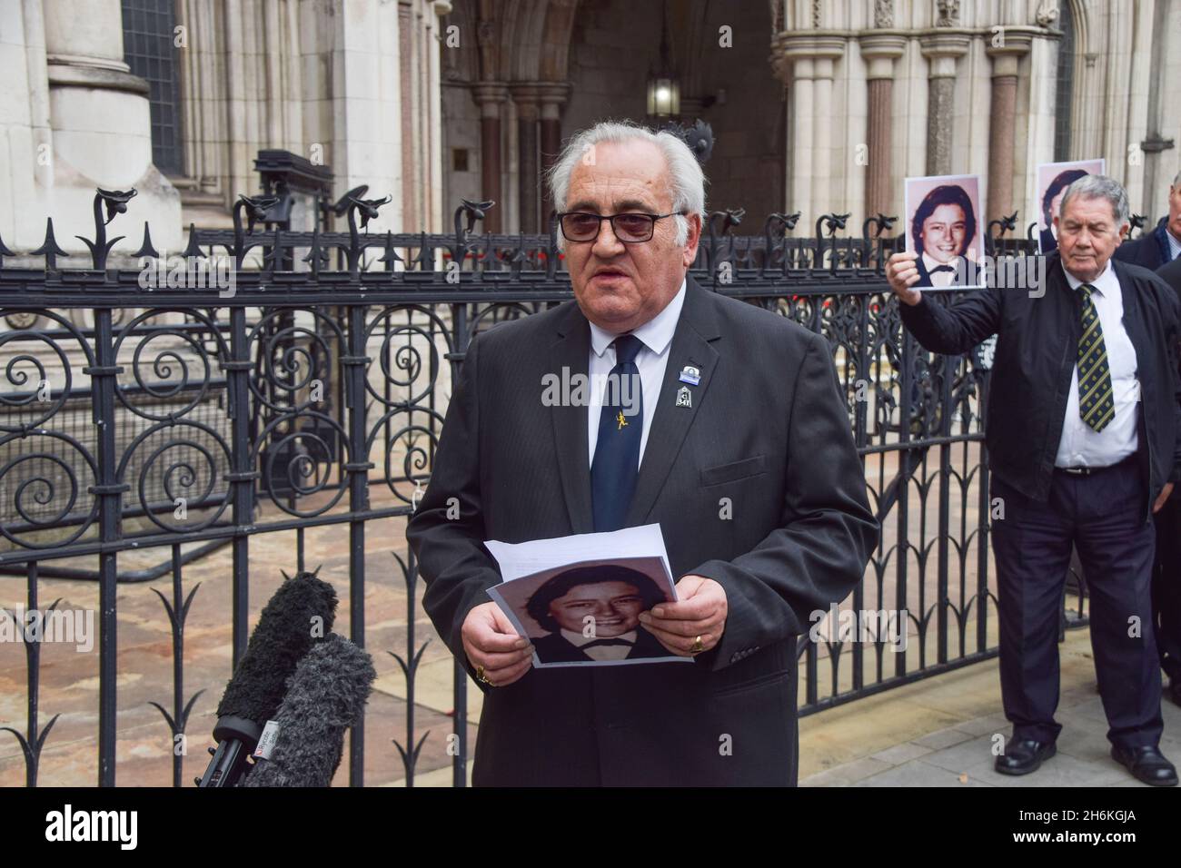 London, UK. 16th November 2021. Retired police officer John Murray speaks to the media outside the Royal Courts of Justice. Saleh Ibrahim Mabrouk, a Libyan man close to Gaddafi, has been found jointly responsible for the fatal shooting of PC Yvonne Fletcher outside the Libyan Embassy in 1984, in a civil case brought by her former colleague and friend, John Murray. Stock Photo