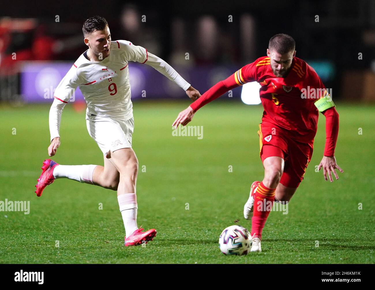 Switzerland's Filip Stojilkovic (left) and Wales' Brandon Cooper battle for the ball during the UEFA Euro U21 Qualifying Group E match at Rodney Parade, Newport. Picture date: Tuesday November 16, 2021. Stock Photo
