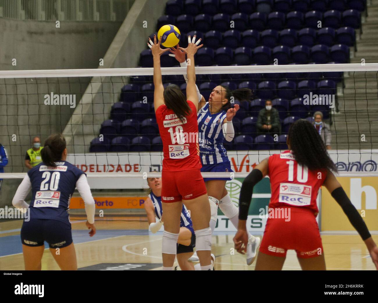 Porto, 11/16/2021 - This afternoon, AJM/FC Porto hosted the Olympiacos  Volleyball Women, at Pavilhão Dragão Arena in Porto, in a game counting for  the CEV Women's Volleyball Cup 2021/22 - 1/16 Final -