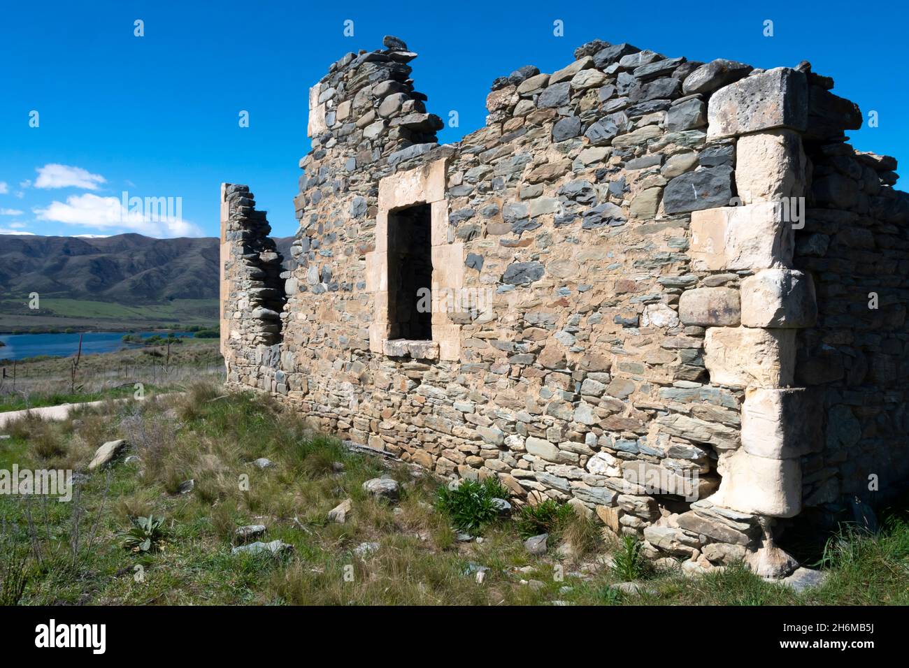 Old stone building ruin at Wharekuri, a ghost town near Aviemore, South Canterbury, South Island, New Zealand. A remnant of the gold rush, Stock Photo