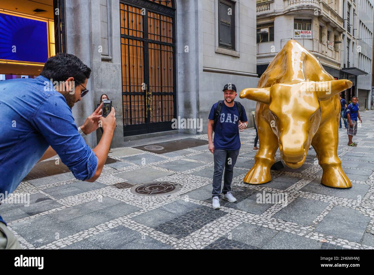 São Paulo, Brazil, 16/11/2021, B3 (Brazilian Stock Exchange) inaugurates the Golden Bull sculpture in the historic center of São Paulo Inspired by the Bull of Wall Street, the sculpture stands in front of the B3 building, on XV de Novembro Street. The Brazilian version of the Wall Street bull was built on a tubular metallic structure with high-density fiberglass multilayers and anti-corrosive paint. The Taurus is 5.10 meters long, 3 meters high and 2 meters wide. (Photo: Vanessa Carvalho/Brazil Photo Press) Credit: Brazil Photo Press/Alamy Live News Stock Photo