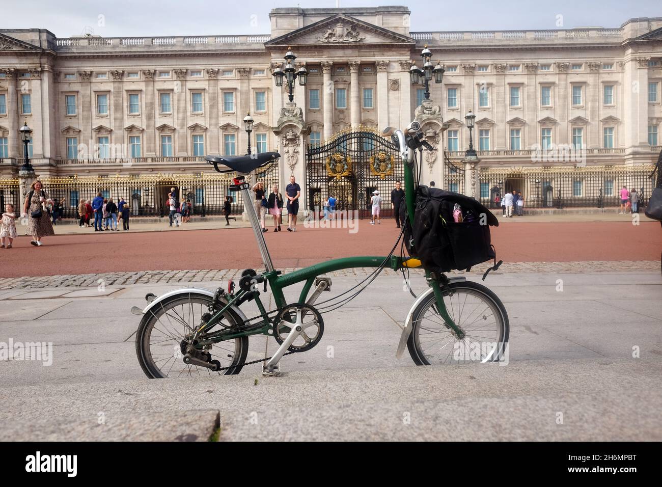 August 2021 - British built Brompton M6L folding bike in front of Buckingham Palace in central London, Stock Photo