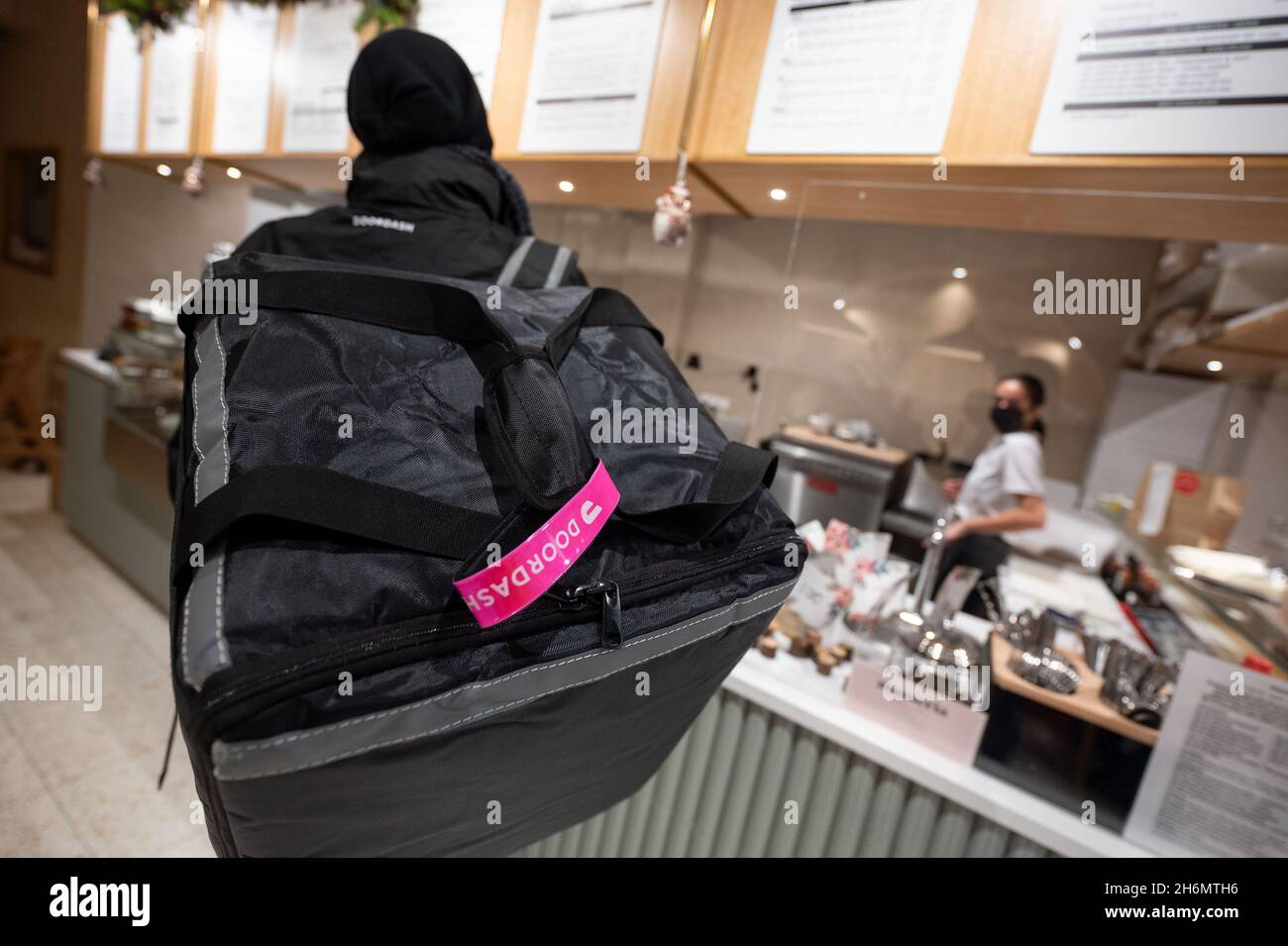 Food delivery service doordash hires stock photography and images Alamy