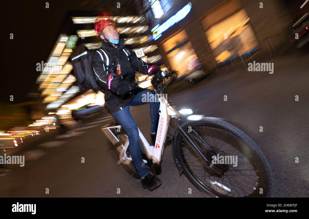 Delivery service doordash hires stock photography and images Alamy