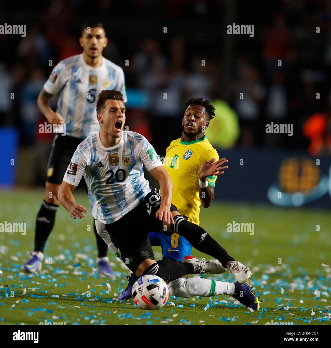 San Juan, Argentina. 16th Nov, 2021. Football: World Cup qualifying South America, Matchday 14, Argentina - Brazil, San Juan del Bicentenario Stadium. Giovani Lo Celso (front) of Argentina fights for the ball with Fred (back) of Brazil. Credit: Gustavo Ortiz/dpa/Alamy Live News Stock Photo