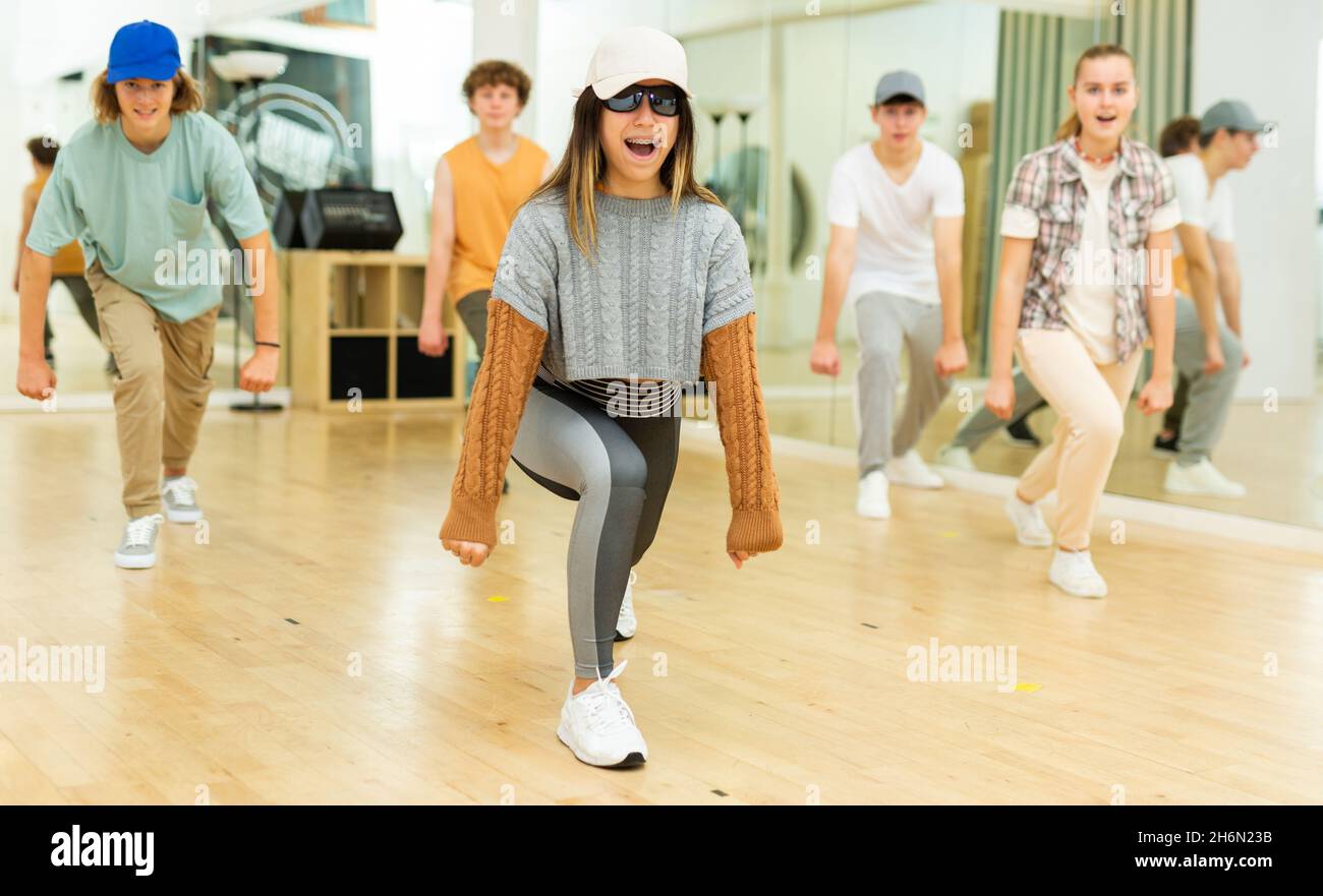 Group of teens rehearsing hip-hop dance in studio Stock Photo - Alamy