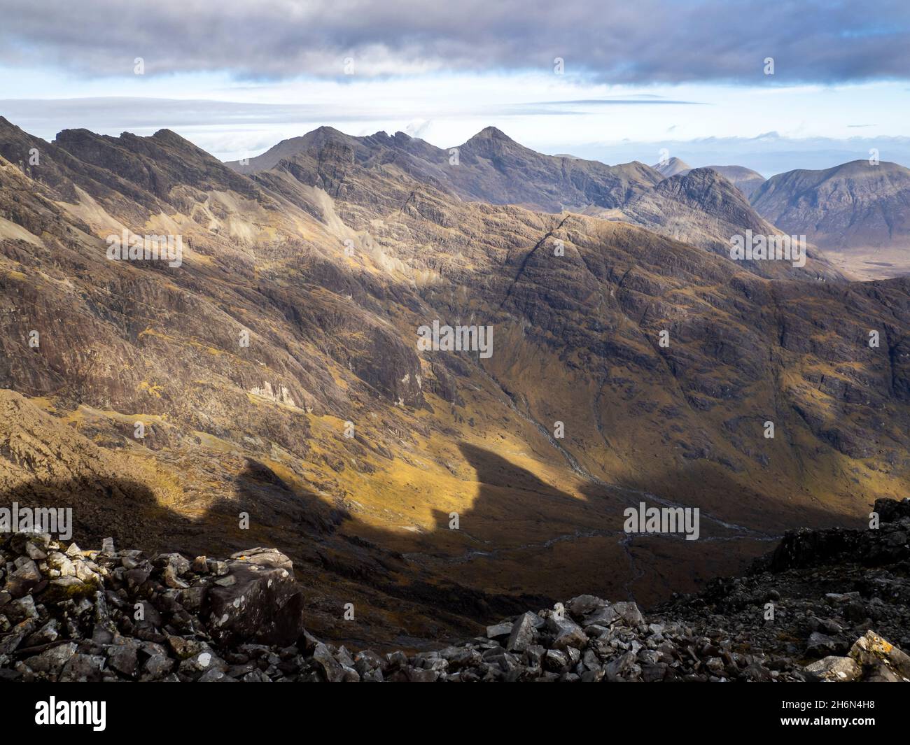 looking-north-along-towards-bruach-na-frithe-am-bhasteir-and-sgurr-nan