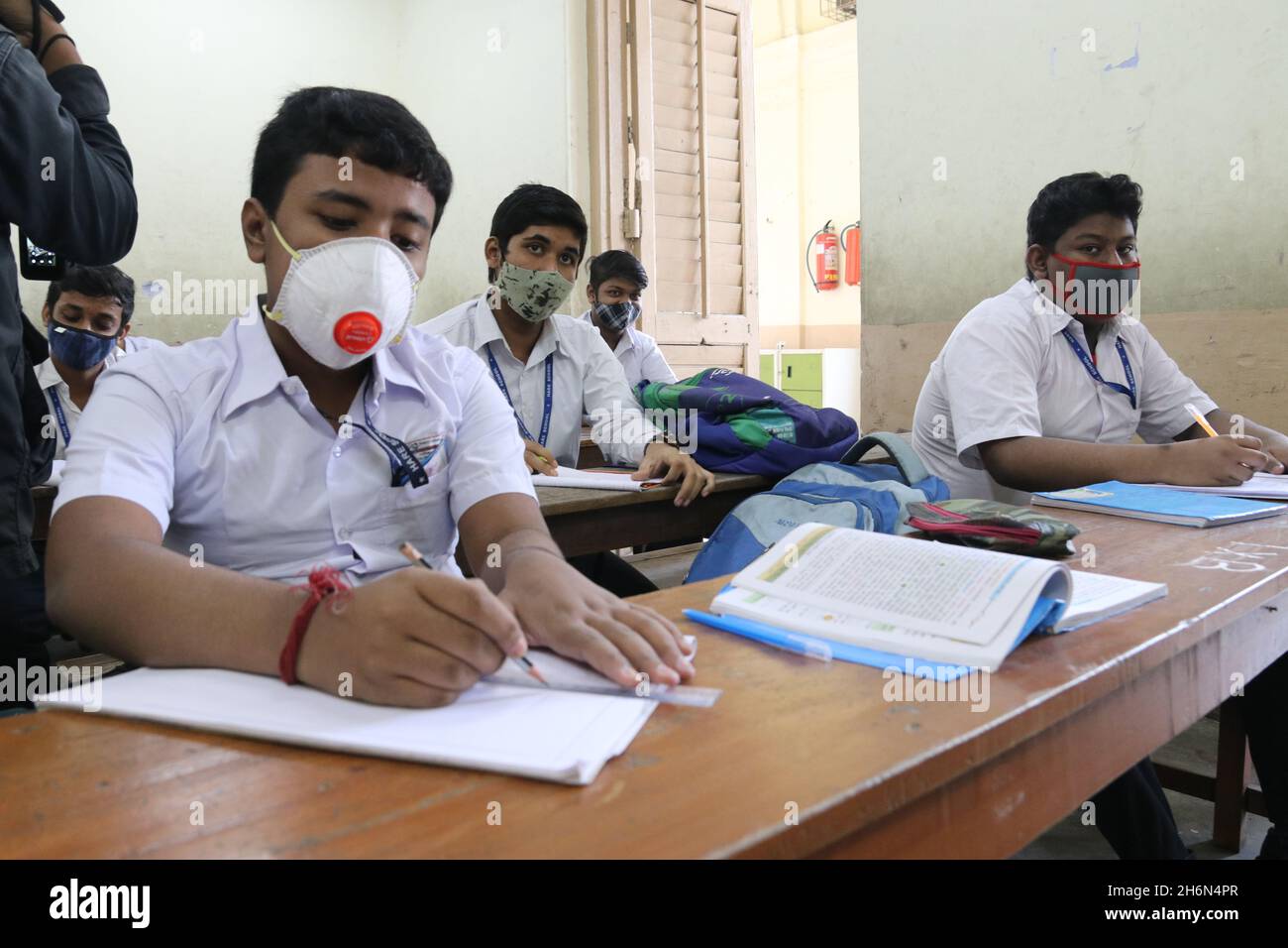 Kolkata, India. 16th Nov, 2021. Students attend first day of classes in Hare School. Schools re-opened following a gap of more than two years due to coronavirus pandemic (Photo by Dipa Chakraborty/Pacific Press) Credit: Pacific Press Media Production Corp./Alamy Live News Stock Photo