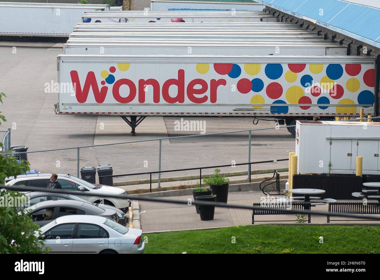Toronto, ON, Canada - September 30, 2021: The logo and brand sign of Wonder Bread USA food company. Wonder Bread is manufactured in Canada by Weston B Stock Photo