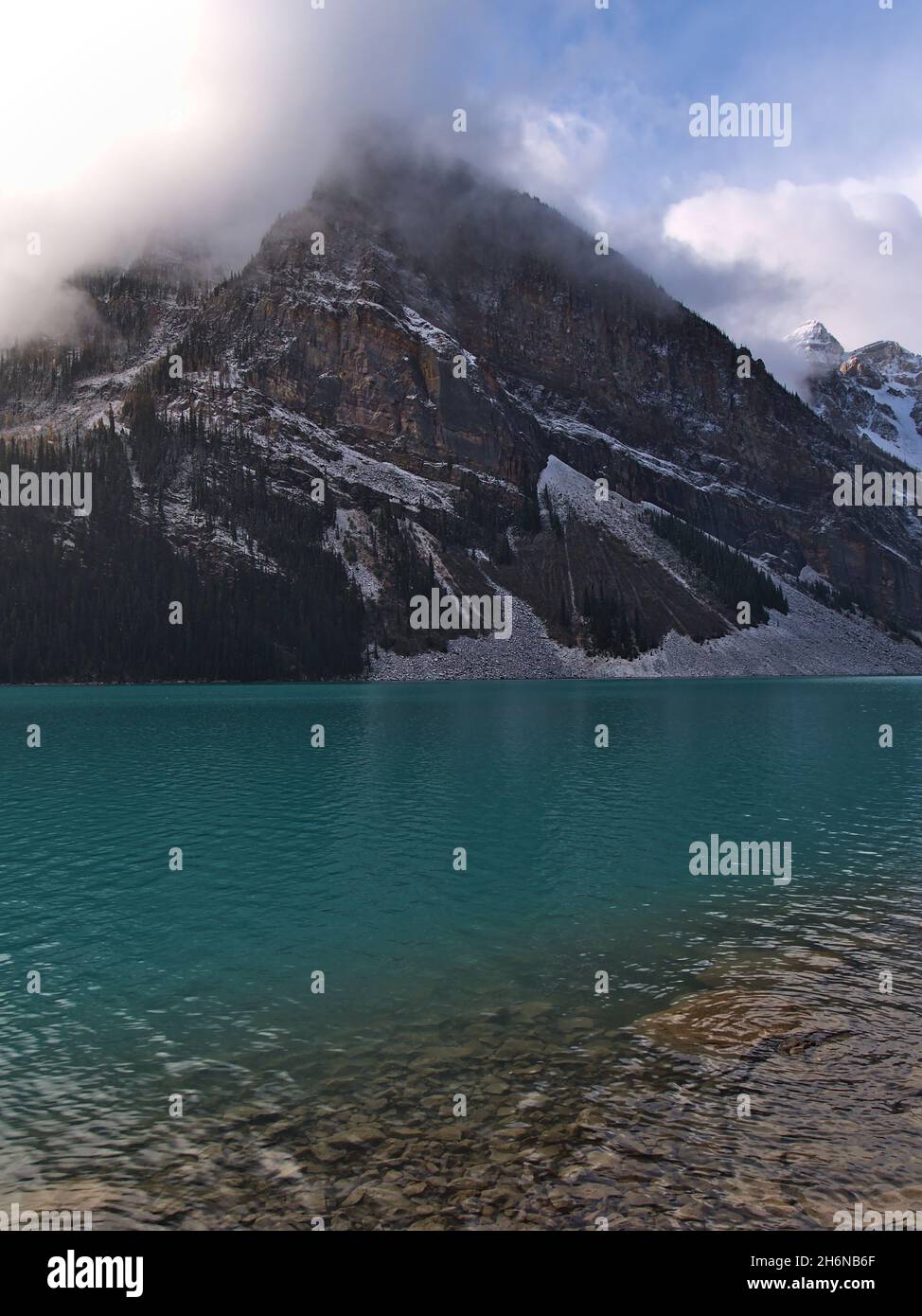 Autumn at lake louise in banff national park hi-res stock photography ...