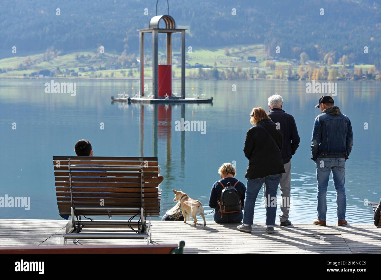 Urlauber am Ufer des Wolfgangsees im Herbst in Sankt Wolfgang, Oberösterreich, Österreich, Europa - Vacationers on the shores of Lake Wolfgang in autu Stock Photo
