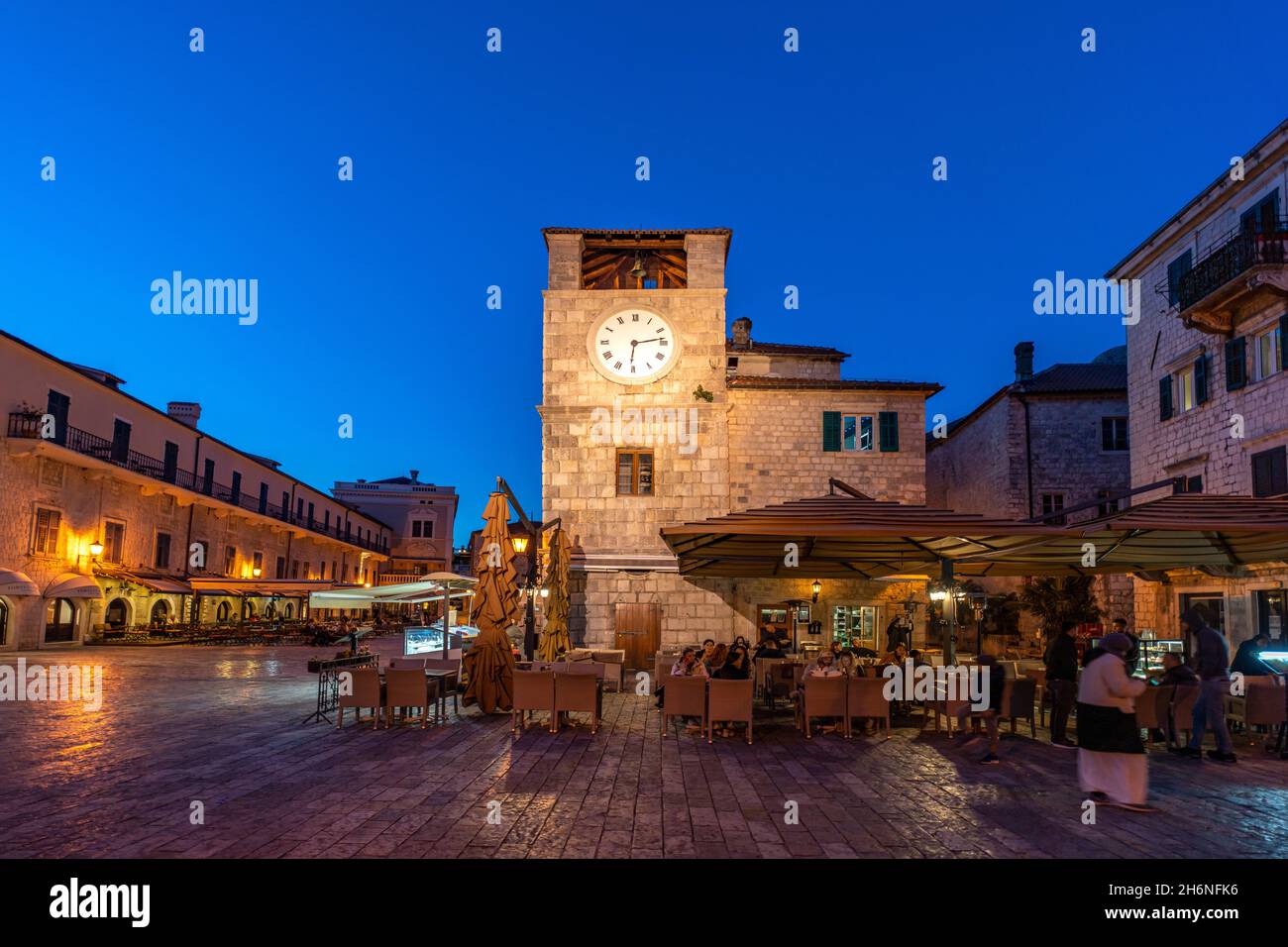 Uhrturm am Hauptplatz der Altstadt in Kotor in der Abenddämmerung, Montenegro, Europa  |  The Clock Tower at the old towns main square in  Kotor at du Stock Photo