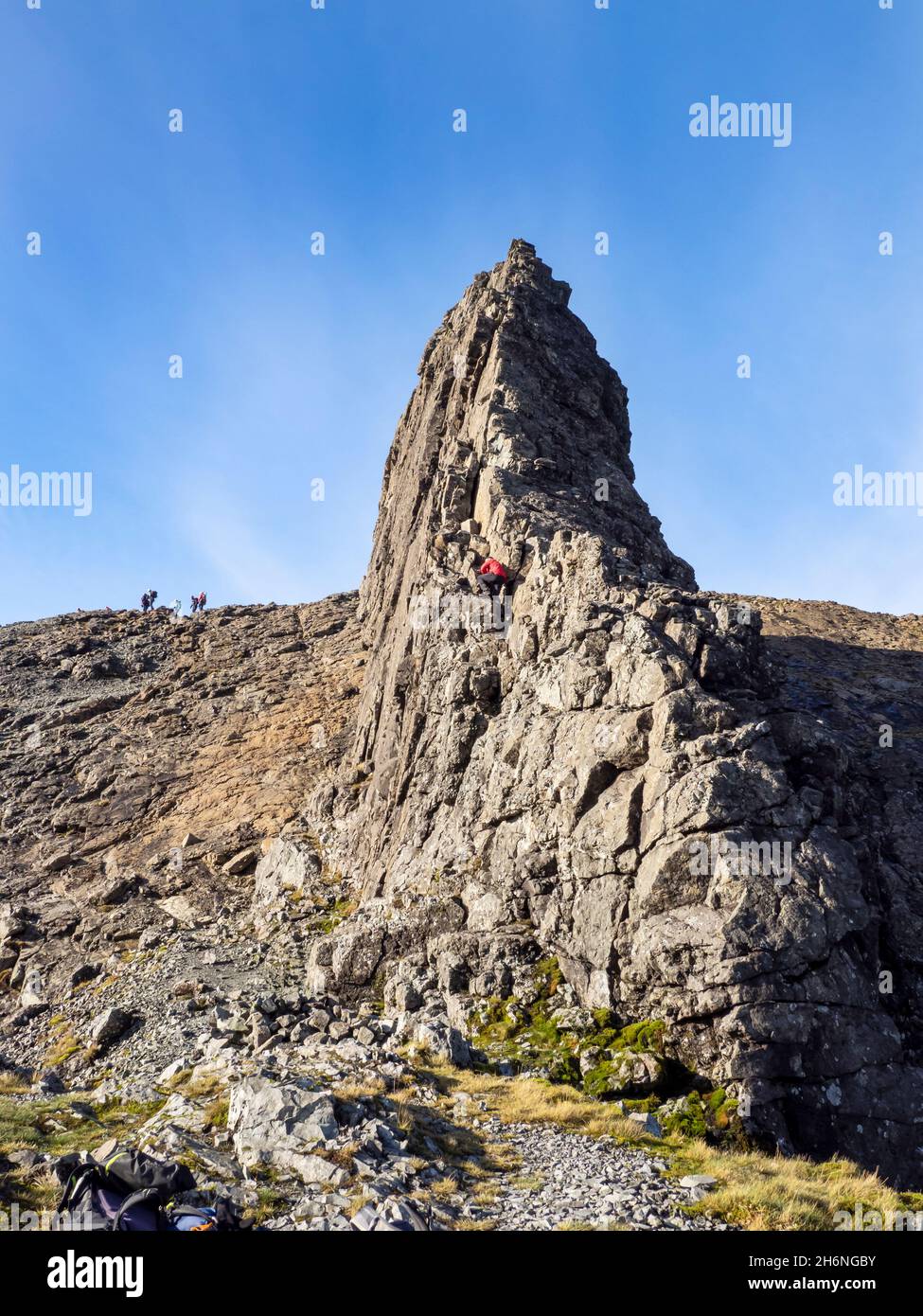 A climber soloing the Inaccessible Pinnacle on Sgurr Dearg on the Cuillin Ridge on the Isle of Skye, Scotland, UK. The In Pin is the hardest of all Sc Stock Photo