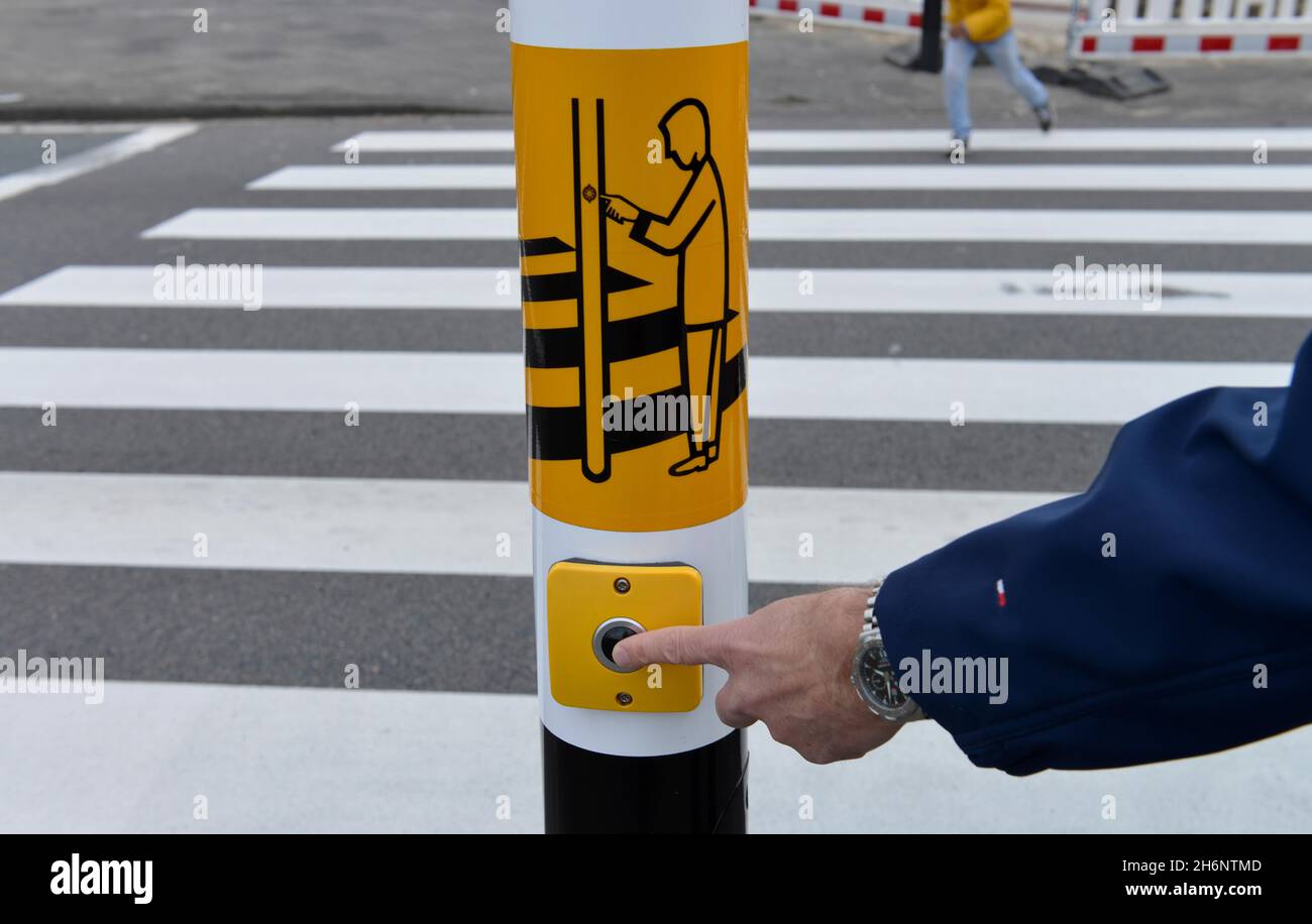 Pedestrian crossing signal light hi-res stock photography and images ...