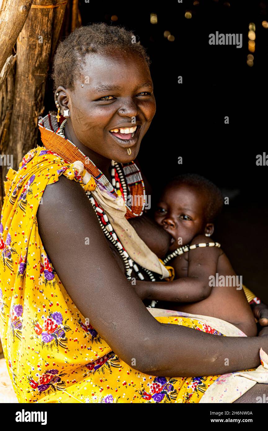 https://c8.alamy.com/comp/2H6NW0A/woman-from-the-toposa-tribe-breastfeeding-her-baby-eastern-equatoria-south-sudan-2H6NW0A.jpg
