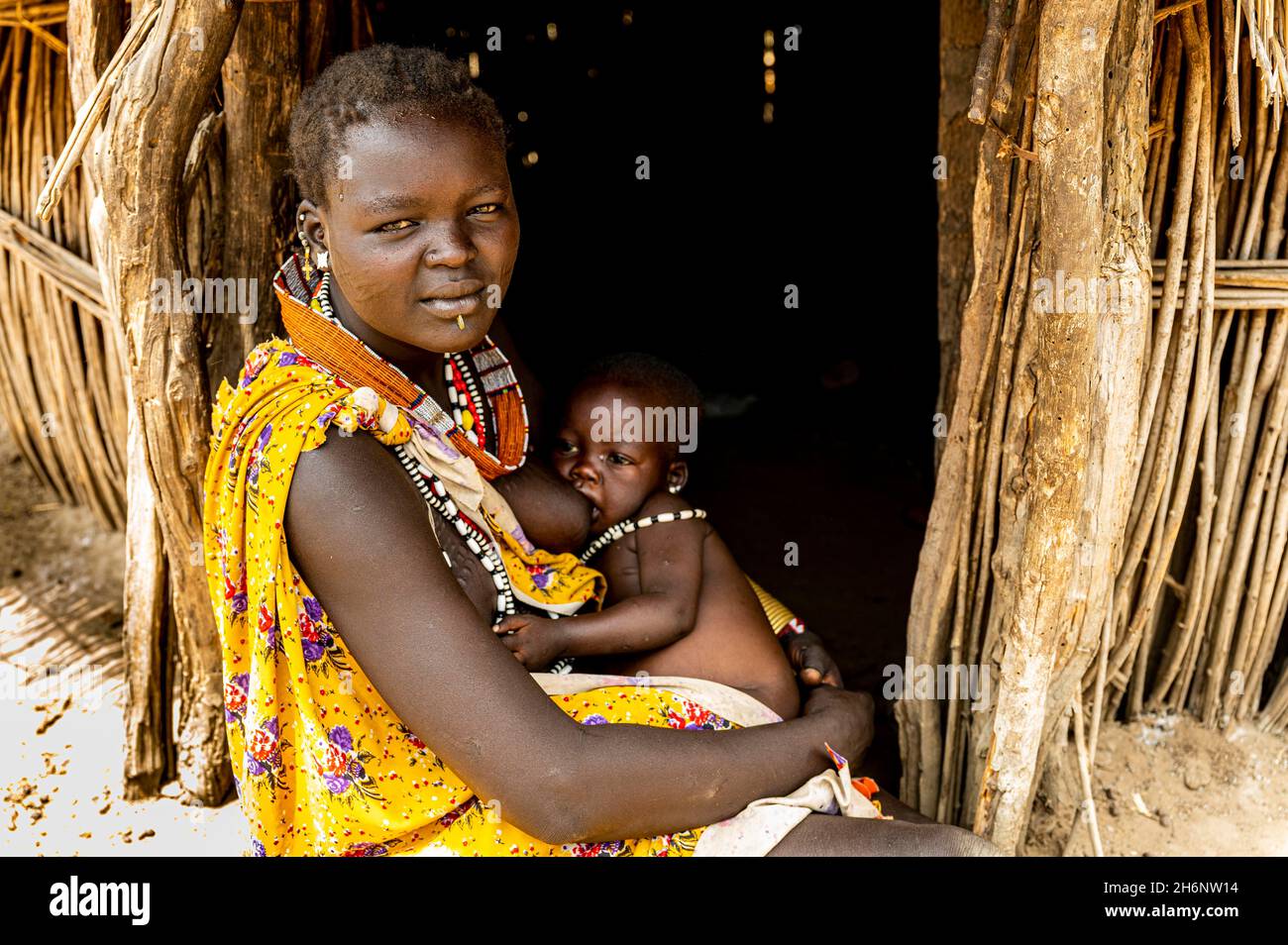 https://c8.alamy.com/comp/2H6NW14/woman-from-the-toposa-tribe-breastfeeding-her-baby-eastern-equatoria-south-sudan-2H6NW14.jpg