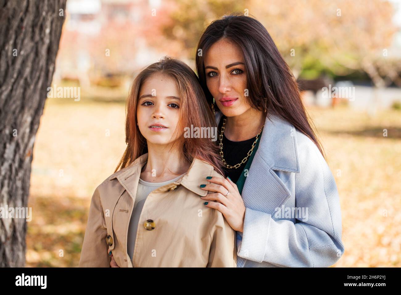 Portrait of a young mom and teenage daughter Stock Photo - Alamy