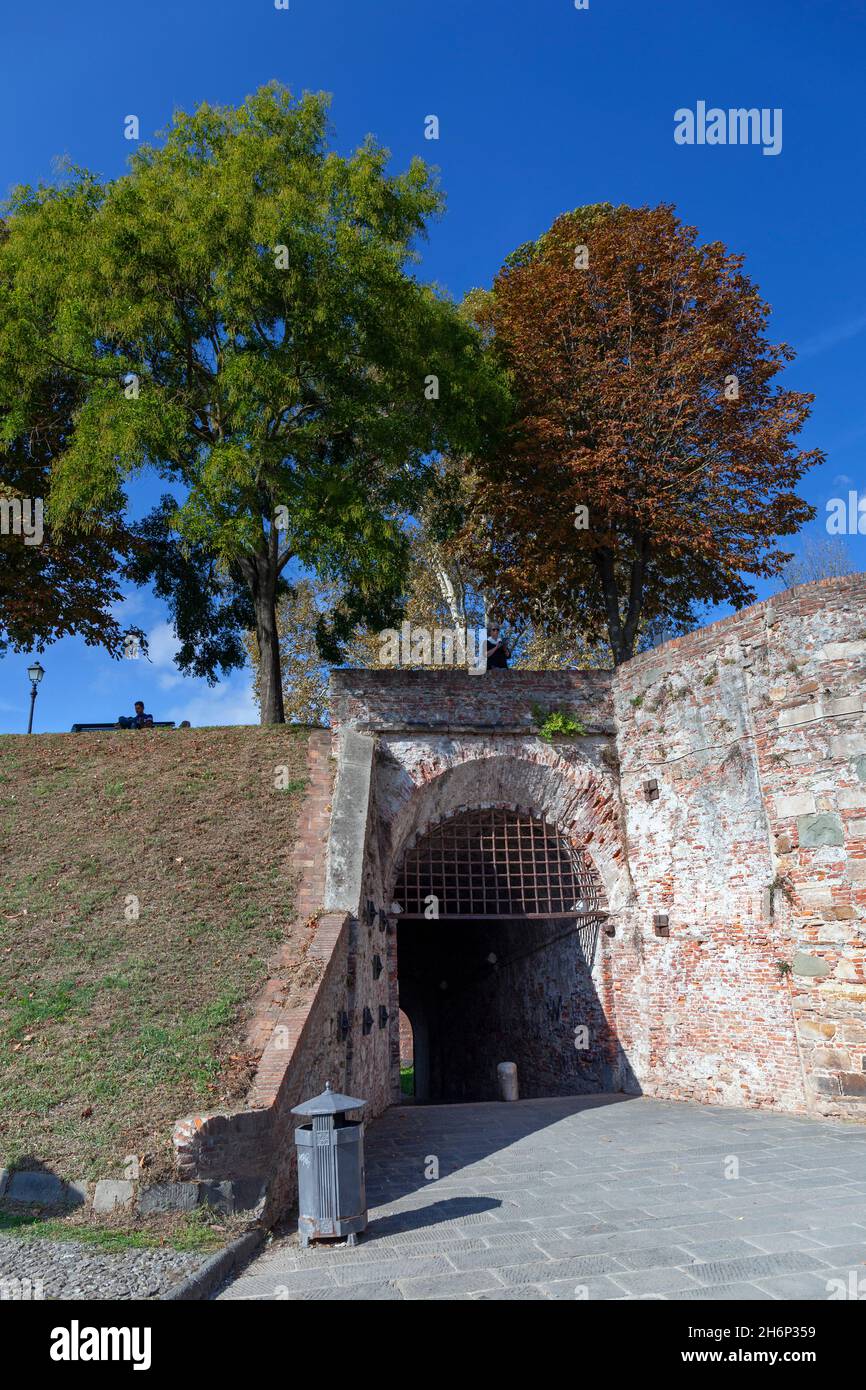 Europe, Italy, Tuscany, Lucca, Tunnel (Gateway) under the City Walls below the Via della Mura Urbane path near the Palazzo Pfanner Stock Photo