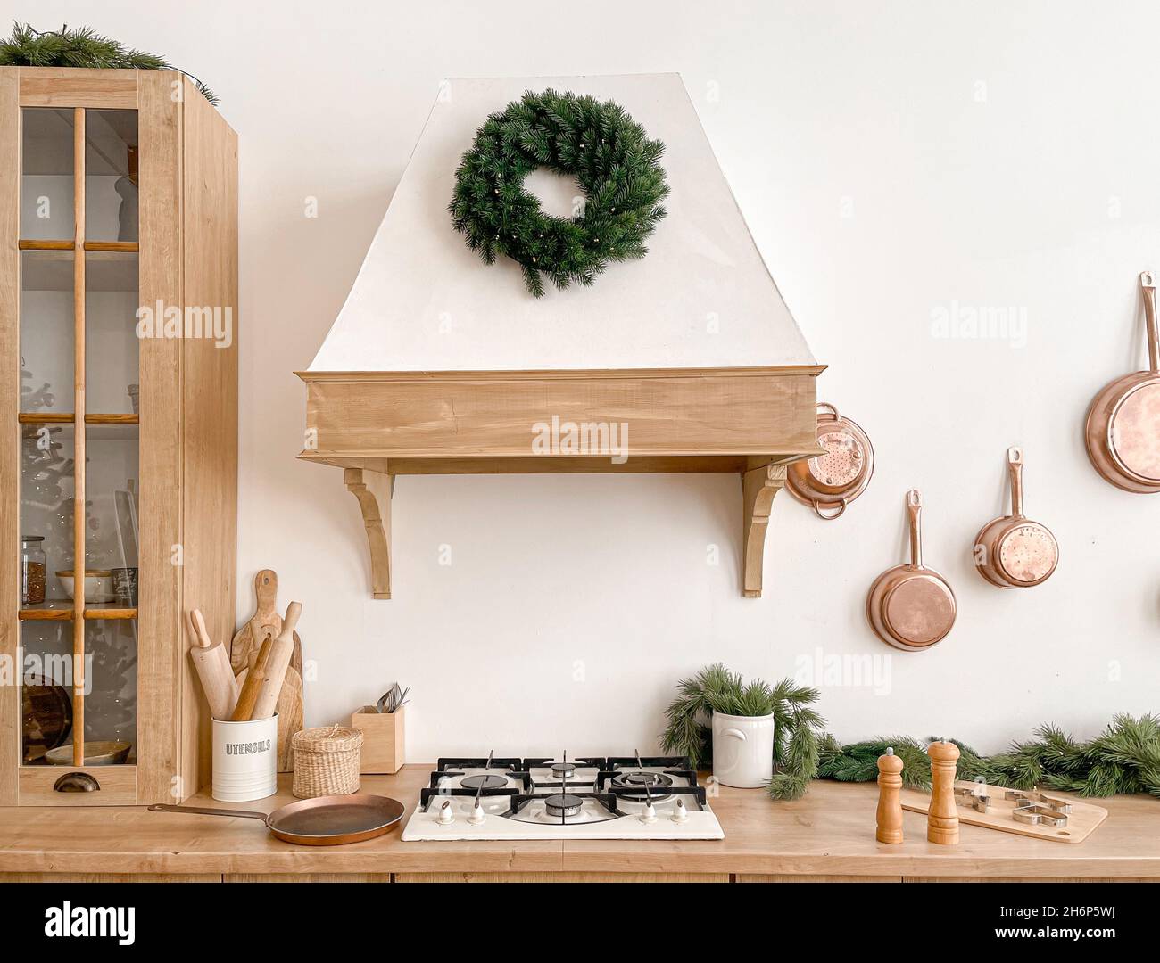 Festive Christmas Decorated Kitchen Counter With Stove 2H6P5WJ 