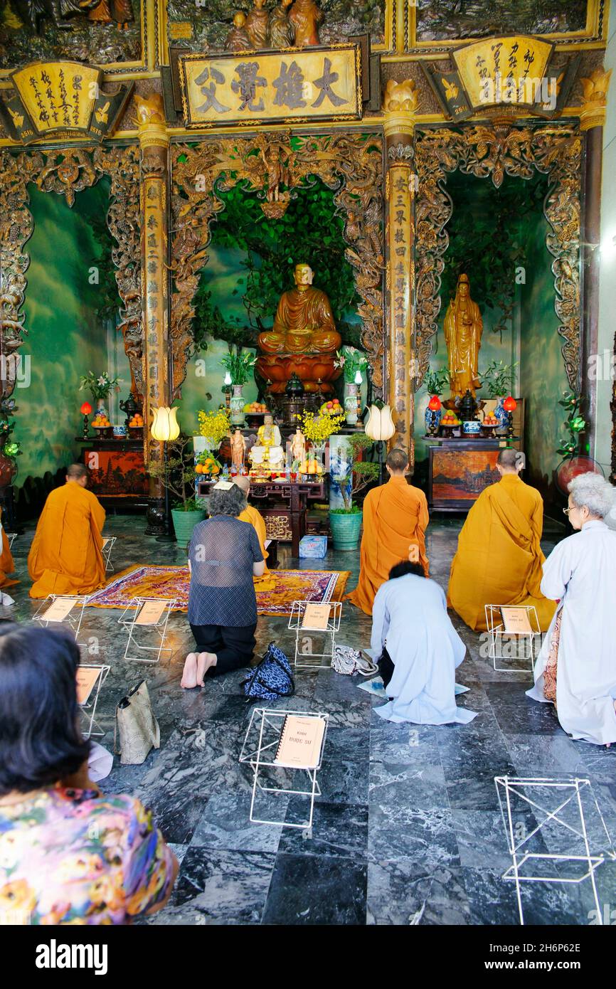 VIETNAM. PRAYER IN A TEMPLE CALLED "CHUAN AN LAC" IN HO CHI MINH CITY