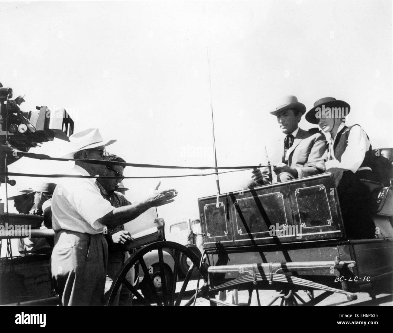 Director WILLIAM WYLER and Camera / Movie Crew on set location candid filming GREGORY PECK and CARROLL BAKER in THE BIG COUNTRY 1958 director WILLIAM WYLER novel Donald Hamilton music Jerome Moross producers Gregory Peck and William Wyler Anthony - Worldwide Productions / United Artists Stock Photo