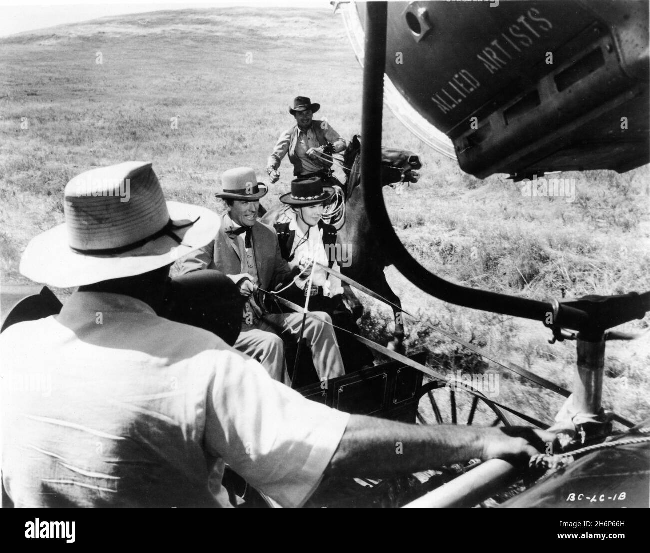 Director WILLIAM WYLER on set location candid filming GREGORY PECK CARROLL BAKER and CHUCK HAYWARD inTHE BIG COUNTRY 1958 director WILLIAM WYLER novel Donald Hamilton music Jerome Moross producers Gregory Peck and William Wyler Anthony - Worldwide Productions / United Artists Stock Photo