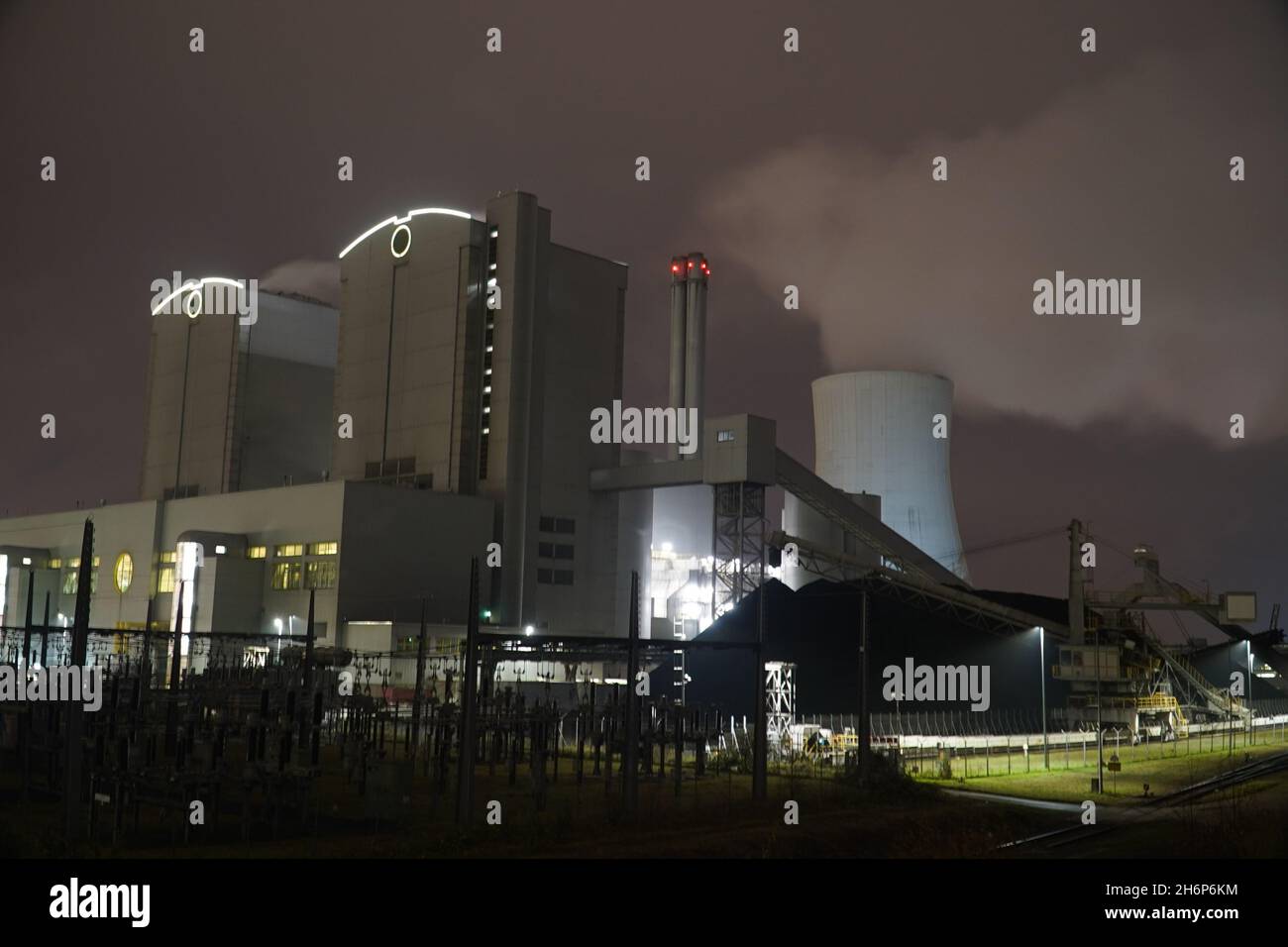 Coal-fired power plant with stone coal stockpile by night. Old technology that is one of the factors causing global warming. Hanover, Germany. Stock Photo