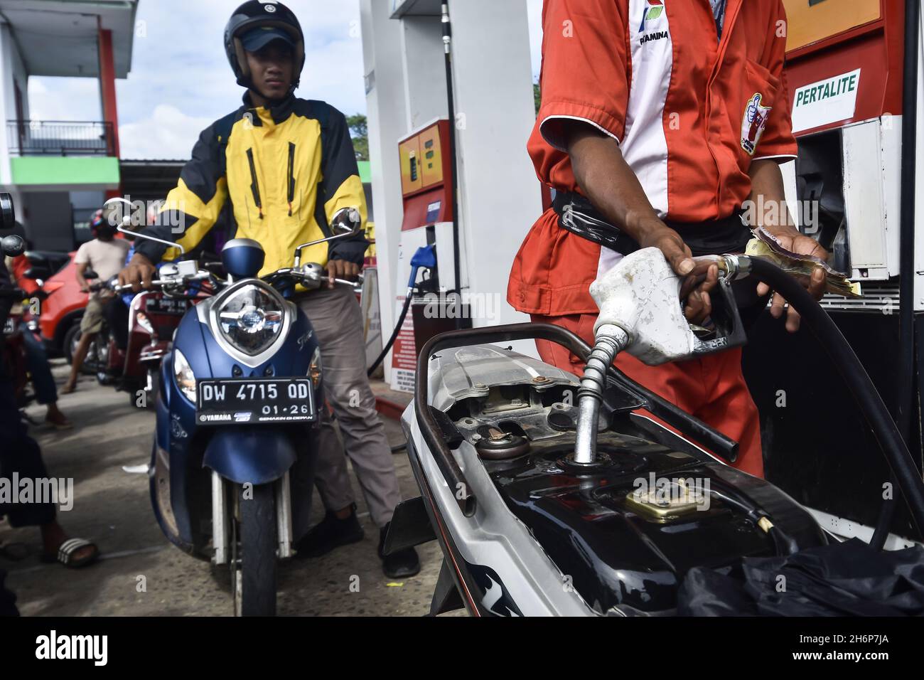 Soppeng, South Sulawesi, Indonesia. 17th Nov, 2021. Motorcyclists refuel at the PT Pertamina gas station in Soppeng. Indonesia's crude oil price rose to US$ 81.8 per barrel from September which was in the range of US$ 72.2 per barrel. Meanwhile, the price of West Texas Intermediate (WTI) oil for December 2021 delivery on the New York Mercantile Exchange was around US$ 81.07 per barrel, up 0.35% from last weekend at US$ 80.79 per barrel. (Credit Image: © Moch Farabi Wardana/Pacific Press via ZUMA Press Wire) Stock Photo