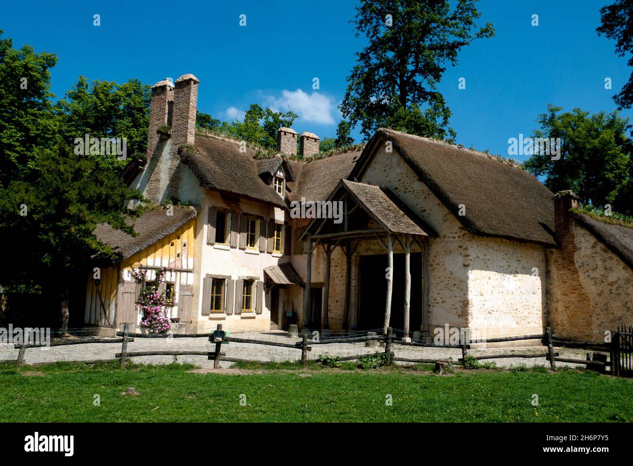FRANCE, YVELINES (78) VERSAILLES FAR FROM THE CASTLE KING LOUIS 16TH