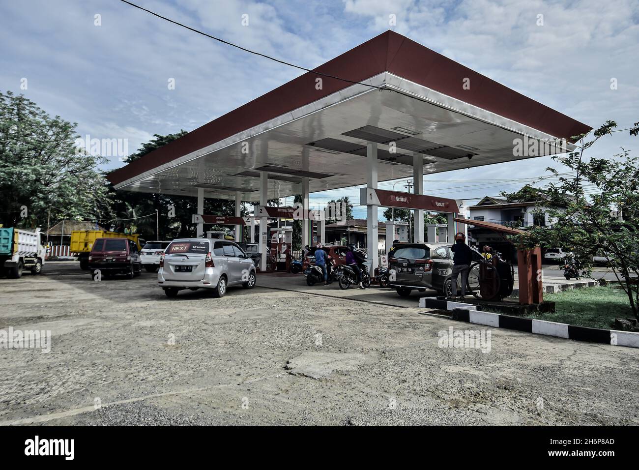 Soppeng, South Sulawesi, Indonesia. 17th Nov, 2021. Motorcyclists queue at the PT Pertamina gas station in Soppeng. Indonesia's crude oil price rose to US$ 81.8 per barrel from September which was in the range of US$ 72.2 per barrel. Meanwhile, the price of West Texas Intermediate (WTI) oil for delivery in December 2021 on the New York Mercantile Exchange was in the range of US$ 81.07 per barrel, up 0.35% from last weekend at US$ 80.79 per barrel. (Credit Image: © Moch Farabi Wardana/Pacific Press via ZUMA Press Wire) Stock Photo