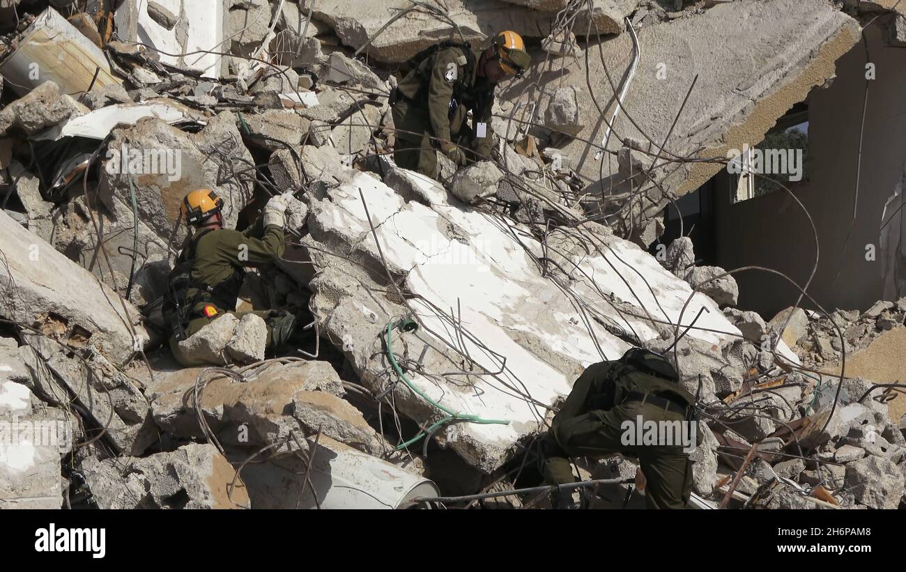 Israeli Soldiers from the rescue unit of the Home Front Command walk ...