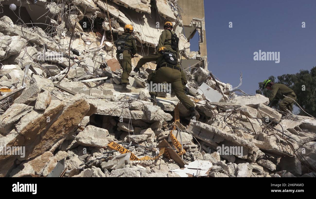Israeli Soldiers from the rescue unit of the Home Front Command walk ...