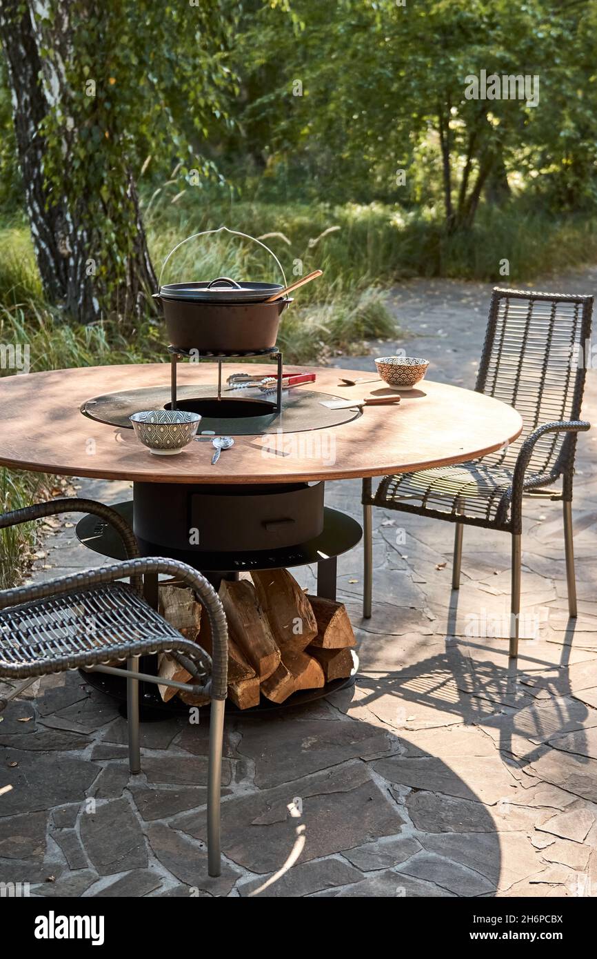pulver syreindhold Sporvogn Kettle Grill Pit with Cast Iron Grid. Round table-cooking surface with  firewood. BBQ Hot Grill With Stainless Steel Grid on Backyard Ready Grilling  Co Stock Photo - Alamy