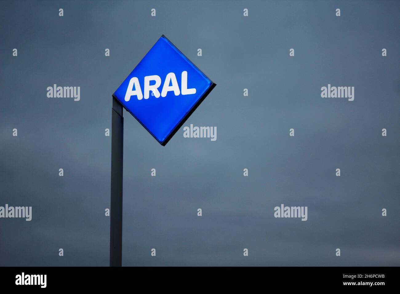 Beleuchtetes ARAL Logo in den Farben blau und weiß bei Nacht, vor einer ARAL Tankstelle in Düsseldorf, Deutschland. Stock Photo