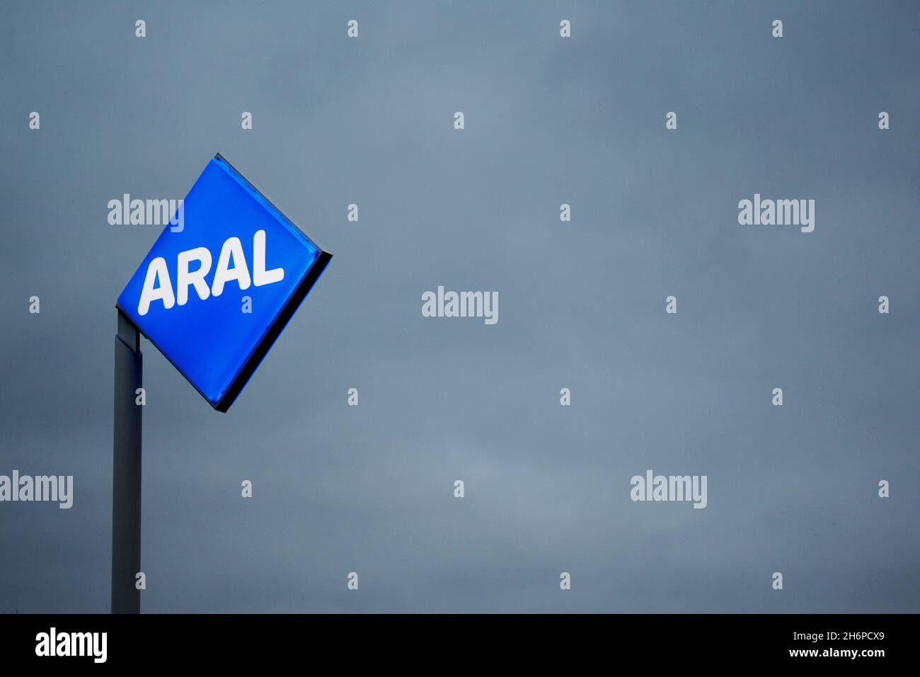 Beleuchtetes ARAL Logo in den Farben blau und weiß bei Nacht, vor einer ARAL Tankstelle in Düsseldorf, Deutschland. Stock Photo